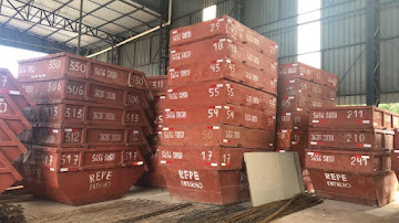 Pátio da Repe Entulho com caixas coletoras e equipamento próprio